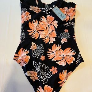 Ladies 1 piece floral swimsuit size medium #40p